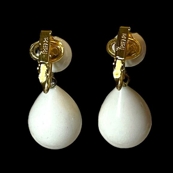 Vintage Crown Trifari Earrings Gold Tone White Tear Drop Dangle Clip On Signed - Picture 3 of 5